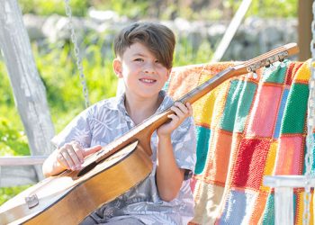 Mladostnik igra kitaro